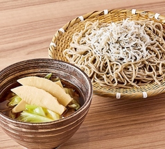 釜揚げしらすと春野菜のペペロンチーノ風つけ汁そば