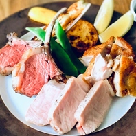 ステーキは必食の一品。