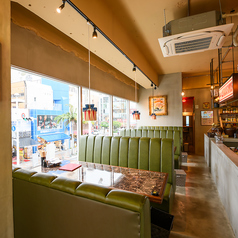 ゆったりお過ごしいただけるソファー席です♪