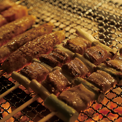炭火で焼き上げるジャンボ串焼きは食べ応えがあり、お酒が進む逸品です。