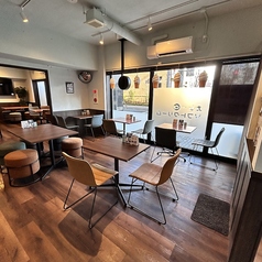 仕事帰りの飲み会や気軽な集まりに使いやすい4名掛けテーブル席。料理と一緒にお酒を楽しめるため、ディナーから居酒屋感覚まで幅広く対応します。ほどよい距離感で会話もしやすく、夜の利用にもおすすめです。