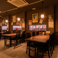 木の温もりが心地よいテーブル席は、4名様から中人数のグループまで幅広く対応可能です！通路も広めに確保されているため、周りを気にせずにお喋りを楽しめるのが嬉しいポイント♪お仕事仲間との飲み会や、親しい友人とのカジュアルなディナーにぜひご利用ください。楽しい夜を彩る快適な空間です。