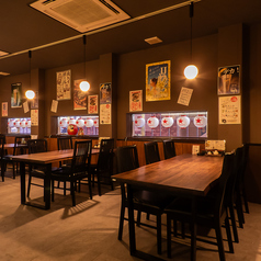 木の温もりが心地よいテーブル席は、4名様から中人数のグループまで幅広く対応可能です！通路も広めに確保されているため、周りを気にせずにお喋りを楽しめるのが嬉しいポイント♪お仕事仲間との飲み会や、親しい友人とのカジュアルなディナーにぜひご利用ください。楽しい夜を彩る快適な空間です。