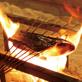 料理メニュー写真 炭で焼き上げる鰹のたたきは、鰹の旨味と炭の香ばしさのハーモニーをお愉しみください。