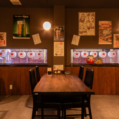 テーブルを繋げることで、中規模のグループ様もひとまとまりでご案内可能です！送別会や歓迎会、ちょっとしたお祝いの集まりなど、顔を合わせて楽しみたい宴会にぴったり◎木の質感を生かしたシンプルなテーブルは、どんなシーンにも馴染みます。人数に合わせたレイアウト変更も、お気軽にご相談ください♪