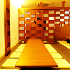 格子の引き戸に囲まれた、落ち着きの座敷席。20名様規模の宴会から、40名様以上でフロア貸切としてもご利用いただけます。歓送迎会や各種ご宴会に。
