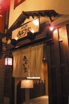 ヤマブキ色の暖簾が目印