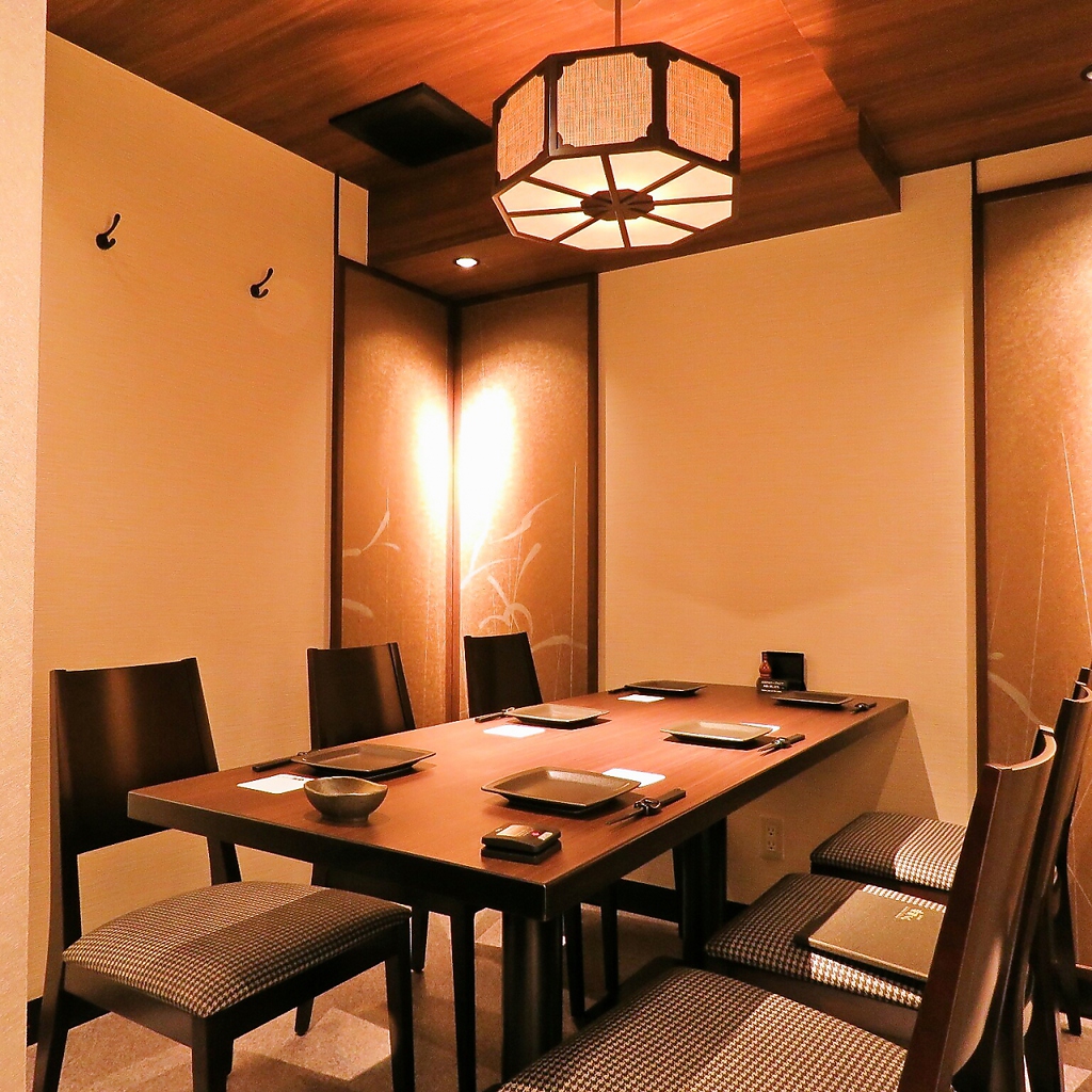 和モダンでシックなくつろぎ空間。お集まり・接待・会食シーンに合わせてお席をご用意しております。