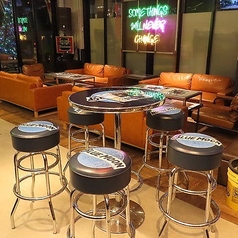 【円卓ハイテーブル席：5名様×1卓】二次会でのご利用やBARをご利用のお客様に最適◎スタンディングバーのような気軽さが魅力の円卓ハイテーブル席は、1名様～最大5名様までご利用いただけます。お好きなドリンクを片手に会話を楽しむのにぴったりのお席で、仲間たちとの距離も自然と縮まります。