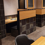 横並びで焼肉を楽しめる半個室風カップルシート。プライベート空間で二人だけの特別な時間を満喫…