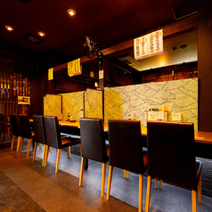 カップルの方やお一人様にも最適座り心地の良いお席でゆっくり寛ぎながらお食事会話をお楽しみ下さい。