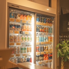 全国各地から取り寄せた缶・瓶ビールが40種類以上！