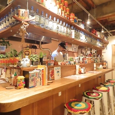 木目調のカウンターは、お食事デートや同僚との2軒目利用にぴったり◎肩を並べて本格メキシカンで乾杯、不思議と距離が縮まるお席です。