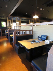 こちらも4名様テーブルです。窓際近くのため、明るい!