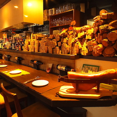 お一人でもゆっくりと過ごしていただけるカウンター。お仕事かえりなど、気軽にお立ち寄りください