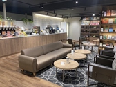 関連施設のSHARE　LOUNGE御旅屋セリオ。フリードリンク、フリースナック。アルコールプランもございます。マンガ、書籍が読み放題。