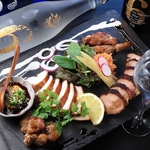 レパートリー豊富な料理メニューはお酒との相性抜群です★国産鶏を使用したお料理もたくさんご用意♪