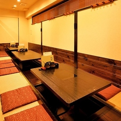 【掘りごたつ席 |4名様×3室・6名様×2室】少人数から～最大28名様まで対応可能◎4名様×3室・6名様×2室で構成されたこちらの個室は最大28名様までご利用いただけます。ご利用人数に合わせて柔軟に対応可能。少人数でのお食事から、ご接待、顔合わせ、大人数でのご宴会まで様々な用途でお使いください。