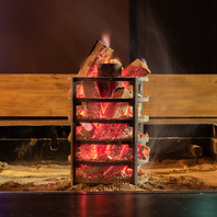 本格的な囲炉裏だから可能！五感で楽しめる炉端焼き。