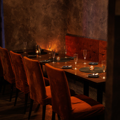 同僚との食事会、歓送迎会など、少しフォーマルなシーンにも対応できる8名用個室。空間を貸し切ったような感覚で、料理と会話に集中できるのが魅力。