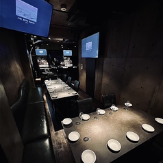 【最大15名様迄】六本木・乃木坂・広尾から徒歩圏内に店を構える当店はまさに大人の隠れ家。非日常や感動と一体感を作り出すのに欠かせない映像演出にモニターも完備。PC接続はもちろんBluetooth接続もOK、スマホやタブレットにデータを入れてお持ち込みいただければモニターに投影が可能です♪