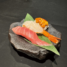 中トロ・生うに・大エビの握り