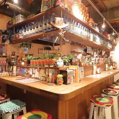 オープンキッチンで活気のあるカウンター席。お一人様でもお気軽にご利用頂けます♪気さくなスタッフとの会話もお楽しみ頂けます！