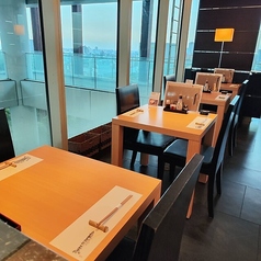 木の温もりを感じるテーブルに、モダンな間接照明が温かみを添える、落ち着いた雰囲気のお席です。百貨店ならではの清潔感と、銀座伴助らしい品格を兼ね備えた空間は、ご年配の方を招いてのご会食や、親しい友人とのランチタイムにも最適。ゆったりと流れる時間の中で、自慢の干物を囲む和やかなひとときをどうぞ。