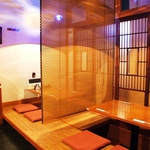 少しだけ照明を落としたほのかな光りが心地良い和空間♪ゆっくり美味しいお酒とお料理をどうぞ☆