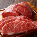 《安心安全の県産あか牛》健康ビーフと呼ばれるほど栄養価の高い「あか牛」は、和牛本来の香りと味があり、あか身肉の旨さと良質でほどよい脂肪のバランスが特徴です。