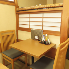 畳の上に設置されたテーブル席は、椅子に座りながら和室の落ち着きを味わえる設え。靴を脱いで上がるスタイルなので、自然とリラックスした気分に。カジュアルな和食ランチや、祖父母との外食など幅広い年代層に対応できる柔らかい空間です。