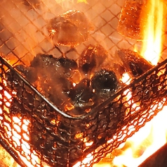 名物『鶏の籠焼き』は銘柄鶏 大山どりを使用。甘みと歯ごたえ、食感に定評あり◎