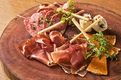 生ハム・サラミ・チーズの合い盛り