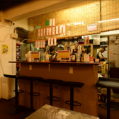 【どなたさまも使いやすいカウンター席★】おひとり様からご友人同士、カップルやご夫婦のご飲食にと幅広くお使いいただけるお席です。お手軽に沖縄料理をご堪能いただけます！