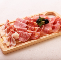 生ハムとサラミの盛り合わせ