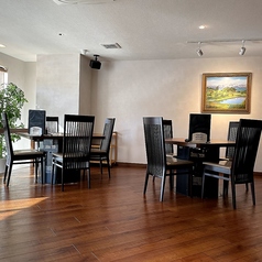 ゆったりとした席配置で、大人数でのご宴会からご家族での食事まで幅広くご利用いただける、快適な空間です。