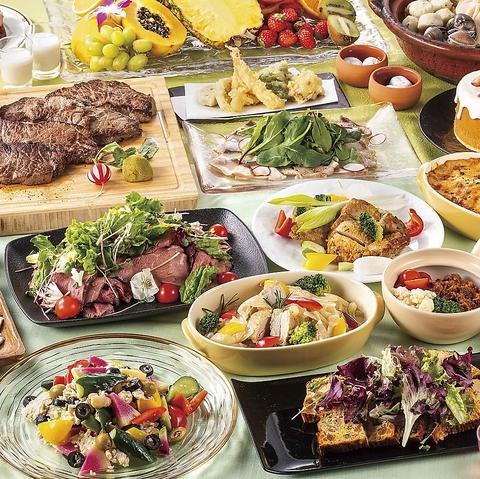 豊富なメニューが自慢のプールサイドのビュッフェレストラン