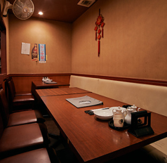 ゆったりと座れるソファ席完備の半個室は大人気のためご希望のお客様はお気軽にご相談ください!ご予約も承っております!2面が壁で覆われた半個室。4名席と6名席。繋げて10名(詰めれば12名)OKです!