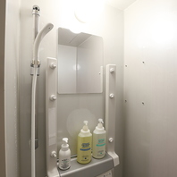 シャワー室でスッキリ！豊富なアメニティがございます♪