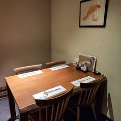 2名様からご利用いただける、落ち着きのある個室空間です。木の温もりを感じる和モダンな内装が、静かで穏やかな時間を演出。ご夫婦での会食や、ビジネスでの少人数での接待など、大切な方との対話を重視するシーンに最適です。