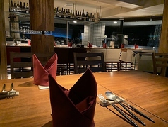 会話を楽しみながら、ゆっくりと食事を楽しめるテーブル席。