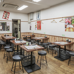【1F☆2～4名様テーブル席】部署やチーム単位で行われる歓迎会や送別会などに最適な中規模宴会にも♪。1階は階段を登らずに宴会ができますので、ご年配の方にもご好評いただいております。