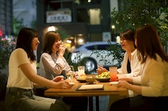 【女子会や各種宴会に】テーブル席は、お仕事帰りの飲み会や、気心知れた友人との女子会に最適。土日祝は15時からオープンしているため、心地よい光が差し込むお洒落な空間で贅沢な「昼飲み」もお楽しみいただけます。栄駅近くで大人が集まるカジュアルスタイリッシュな空間です。