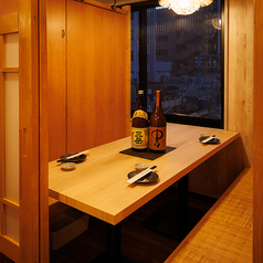 温かみのある木目調の個室！周りを気にせず楽しめる空間です！窓から外を眺めながら、厳選地酒と自慢の料理を味お楽しみください！落ち着いた雰囲気なので、友人との飲み会はもちろん、デートや接待にもピッタリ◎♪リラックスしながら楽しい時間を過ごせます！お席のみのご予約も大歓迎なので、お気軽にご来店ください！