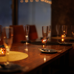 6名様用のプライベート個室は、心地よい距離感で会話が自然とほどける空間。木の温もりと落ち着いた照明に包まれ、気取らずに上質な時間をお楽しみいただけます。