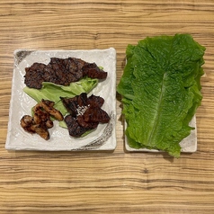 炭火焼肉盛合せ（サンチュ付）