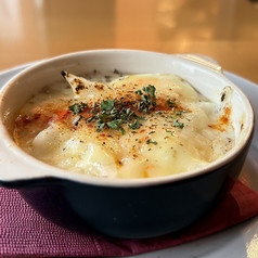 ベーコンと半熟卵のグラタン トリュフ風味 