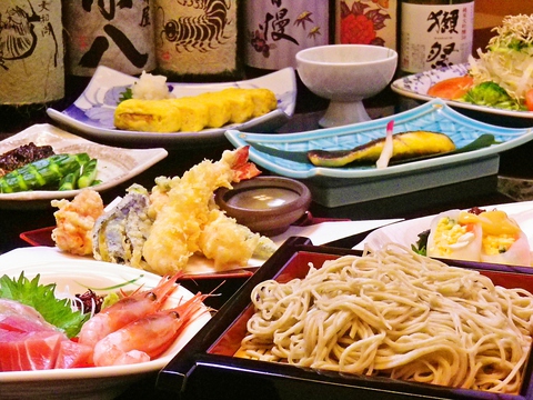 "コシ"のある細麺と際立つ国産そば粉100％の贅沢なそば屋。夜はお酒も飲める。