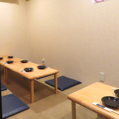 お座敷タイプの完全個室席です。企業様の忘新年会や歓送迎会、同窓会、お仲間同士集まっての飲み会など、周りを気にせず料理や会話をお楽しみいただけます♪6名様～12名様用のお部屋となっております。※コースをご注文のお客様のみご利用いただけます。
