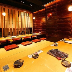 【桜の間】2名様～18名様◇中庭に面した大広間の掘りごたつ席です。水の流れる中庭の横でゆったりとお食事を楽しんだり、友人や会社の仲間と広間を貸し切ってご宴会を行うことも可能です。ご利用人数に合わせて座席もご用意できますので、お気軽にご相談くださいませ。